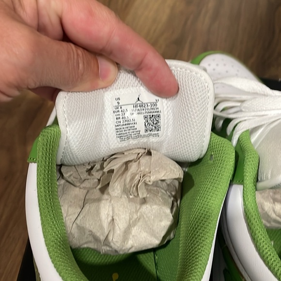 Nike Air Jordan 1 Low SE MEN’s size 9 white/chlorophyl - Picture 6 of 6